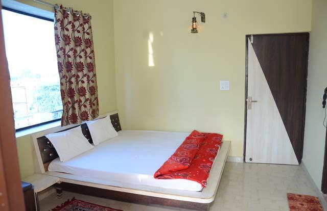 Priya Palace Hotell Vrindāvan Exteriör bild